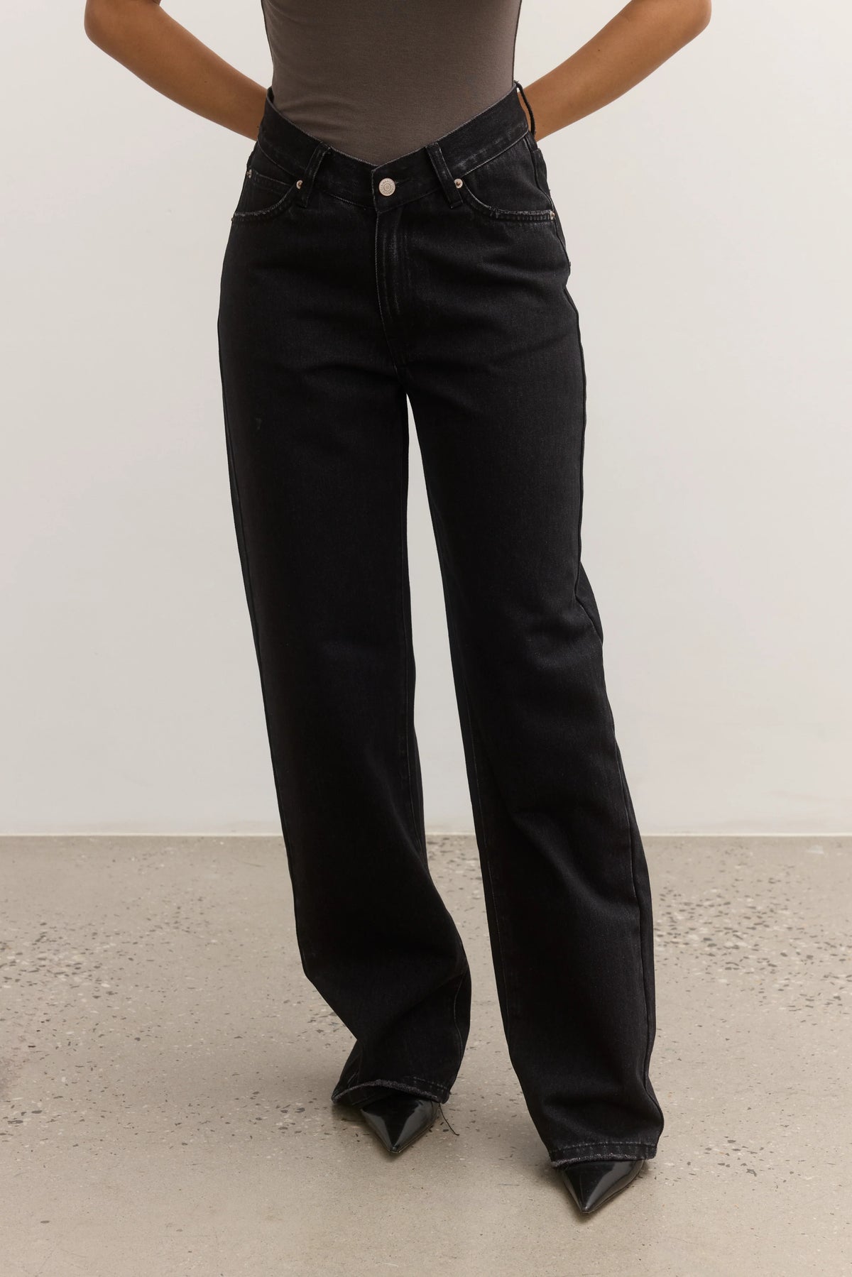Vera V Waist Jean in Black